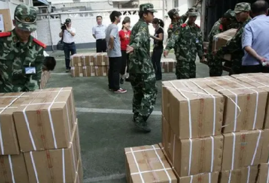 成捆高考試卷太重，印刷廠職工使用手動液壓搬運(yùn)車更省力