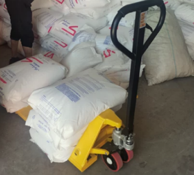 液壓搬運(yùn)車搬運(yùn)水泥時(shí)需要搭配托盤(pán)嗎