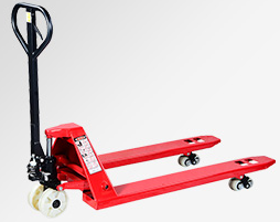 三峽游輪工作人員使用手動(dòng)叉車搬運(yùn)貨物