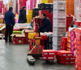 水果批發(fā)市場(chǎng)使用手動(dòng)液壓搬運(yùn)車搬運(yùn)貨物的優(yōu)勢(shì)