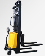 珠海物流中心電動堆高車裝卸搬運貨物